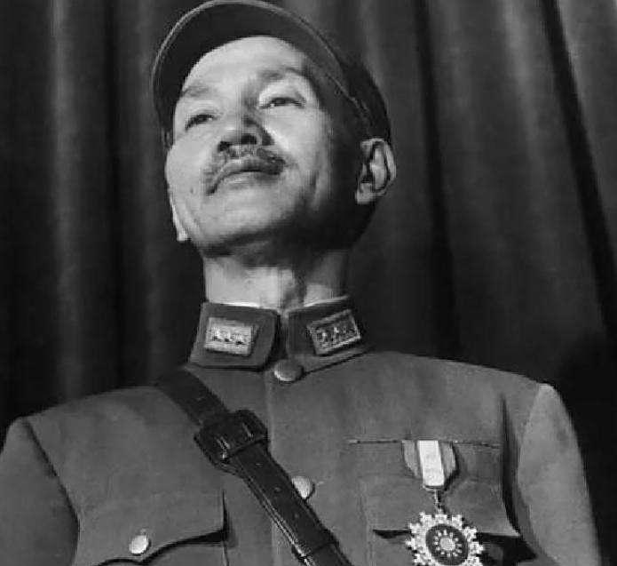 蒋介石这人，平时板着脸像个阎王爷，可他闹出的笑话，比咱村口大树下讲的还逗！说