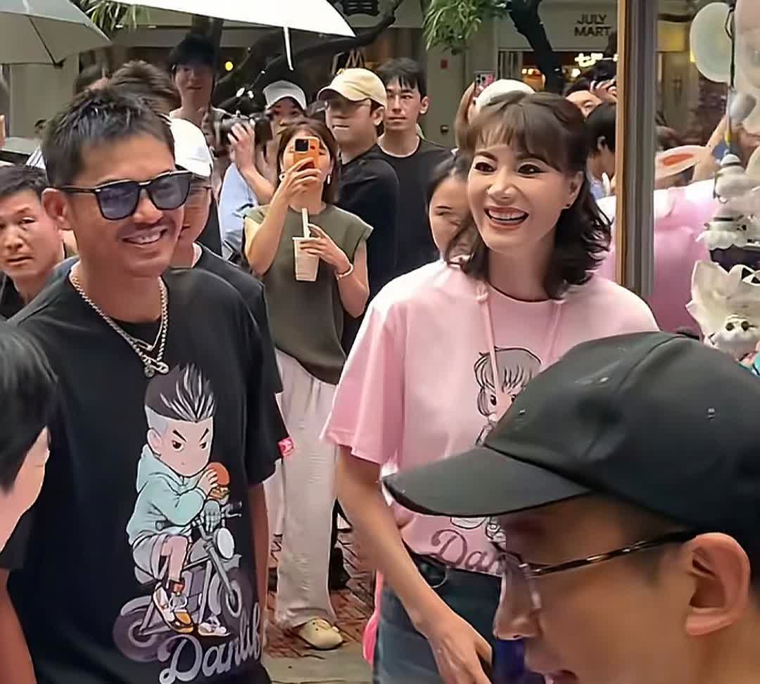林丹和老婆谢杏芳在深圳出席活动，两个人看起来有点避嫌，几乎没有肢体接触，完全不像