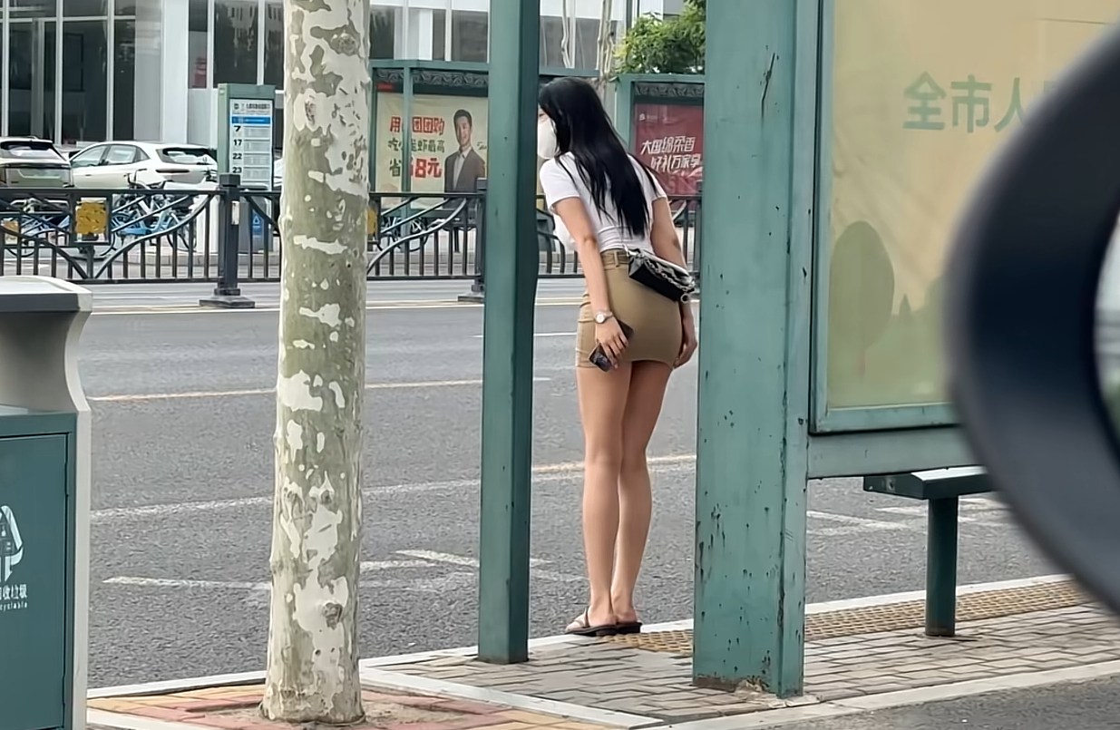 等个公交把美女都热坏了！