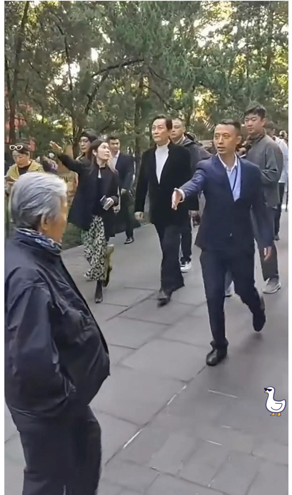 唐国强，真有派！​唐国强到成都参加活动，随行人员虽然嘴上说着不好意思，但仍然把