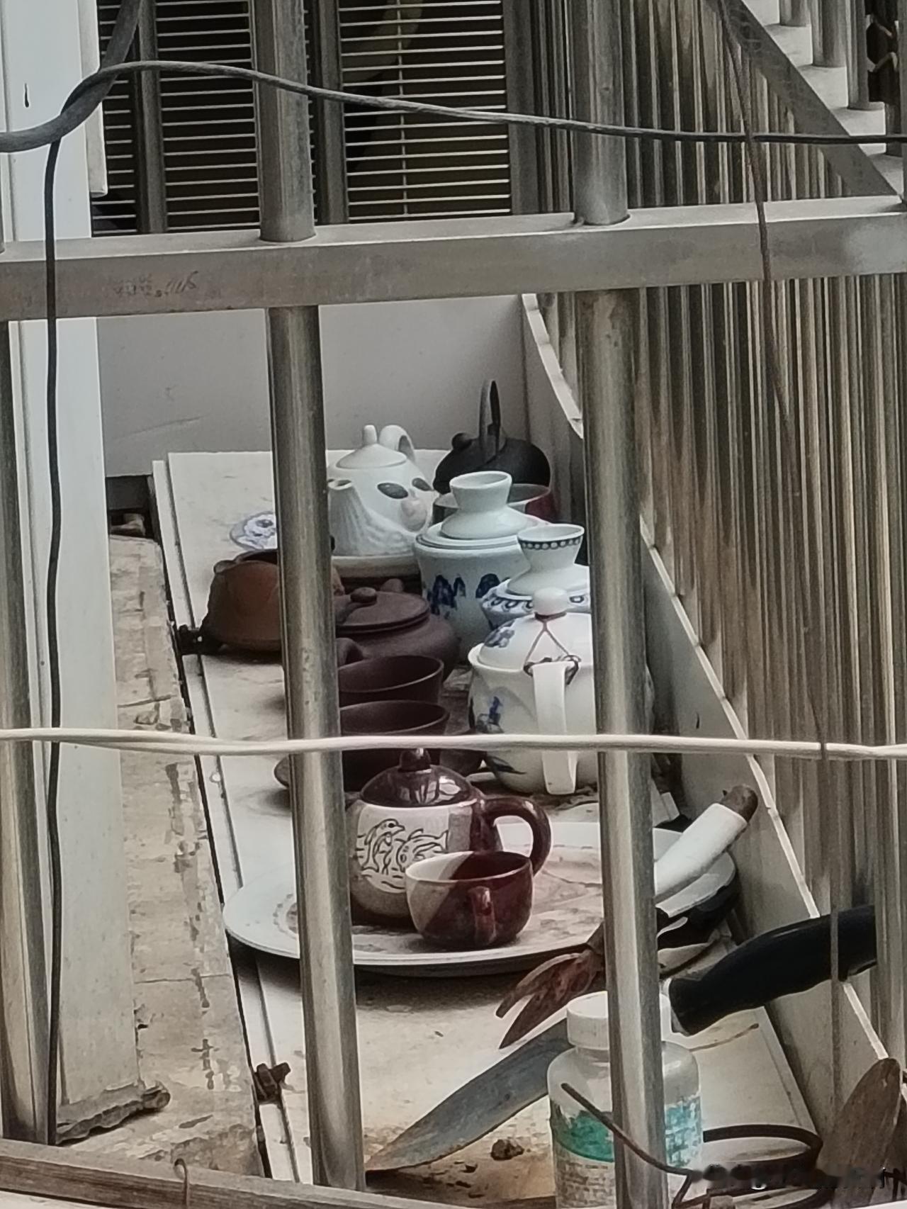 刚和哥们一起吃饭，说起他今天太幸运了。他今天接到一个活，去某小区维修暖气，快到