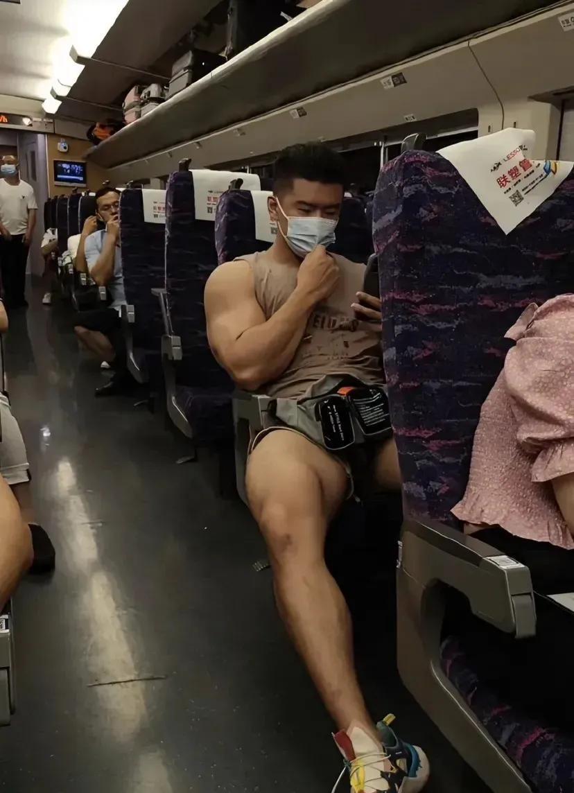 火车上的这个哥俩，也是火啦，肌肉爷们是真吸引眼球，穿搭也是很会，鞋子也好看