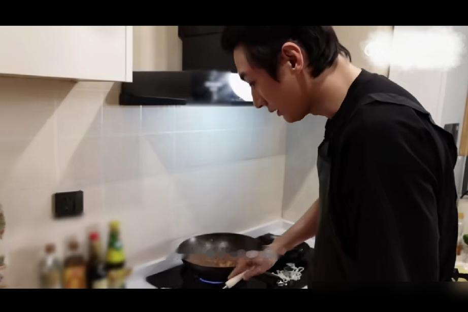 刘学义在片场天天带饭，谭松韵直接吃胖了三斤。不是外卖，是他在家做好拎过去的，顿顿不重样。俩人同年同月