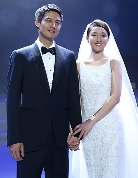 2014年，周迅跟高圣远闪婚。婚后不久，高圣远就问周迅借300万开公司，没想到周