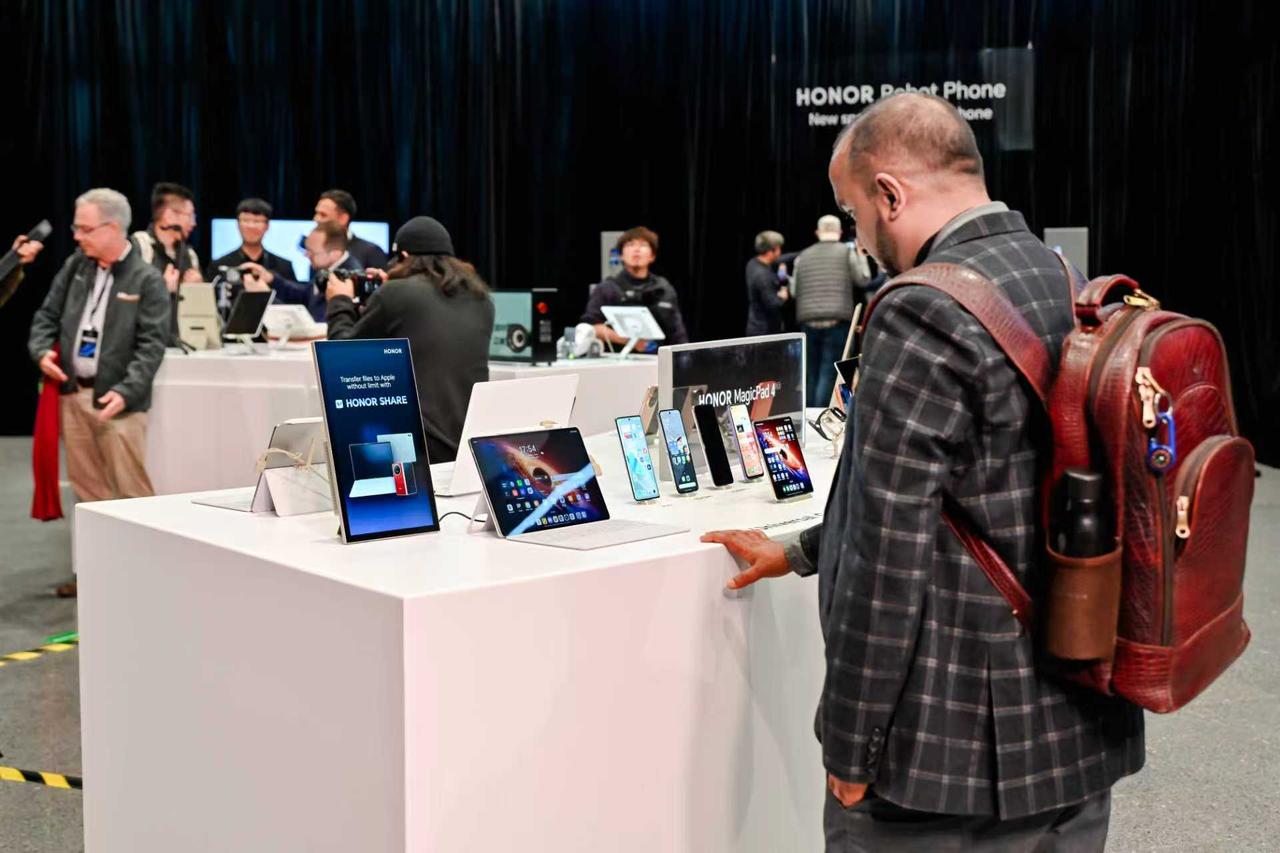 平板圈的轻薄内卷，被荣耀MagicPad4直接卷到天花板了！MWC上亮相的这款新