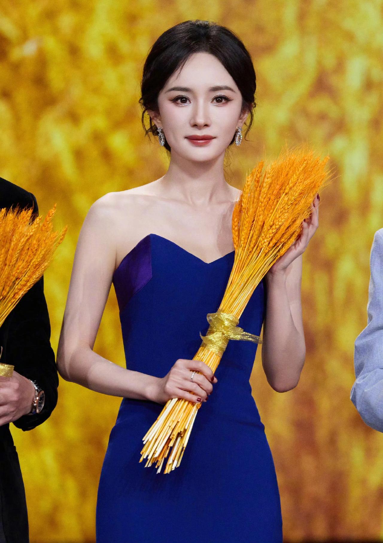 @杨幂～风吹麦浪…俺们…[比心][呲牙笑]