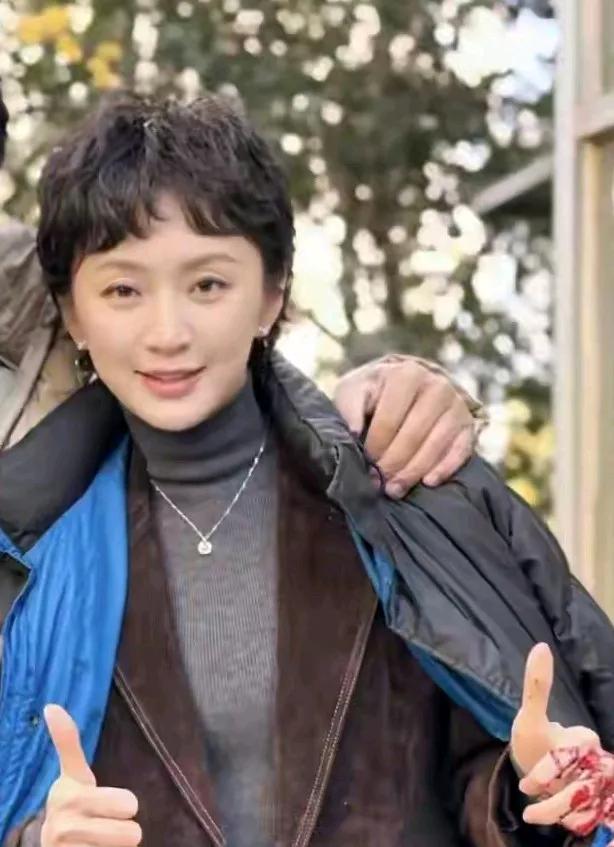 何晴生得慈眉善目，说话温婉柔和，戏里戏外皆是这般模样，大家都很喜欢她。可为何大家