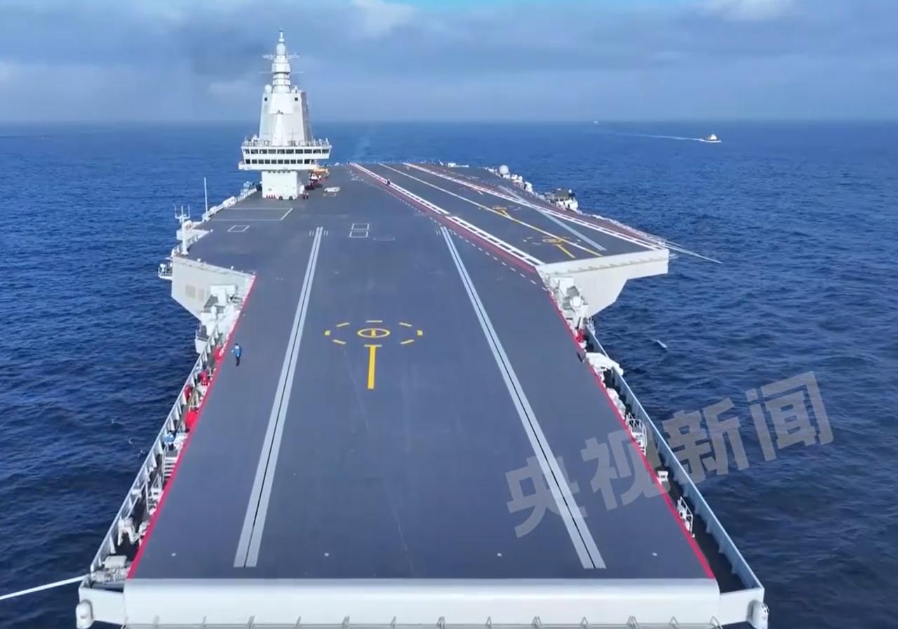 中国，福建舰航母，2018年开建，2022年下水，同年开始系泊试验，2025年即