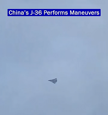 专家分析已装上了矢量发动机！歼-36三发重型战机高机动飞行，引发外网激烈讨论，性