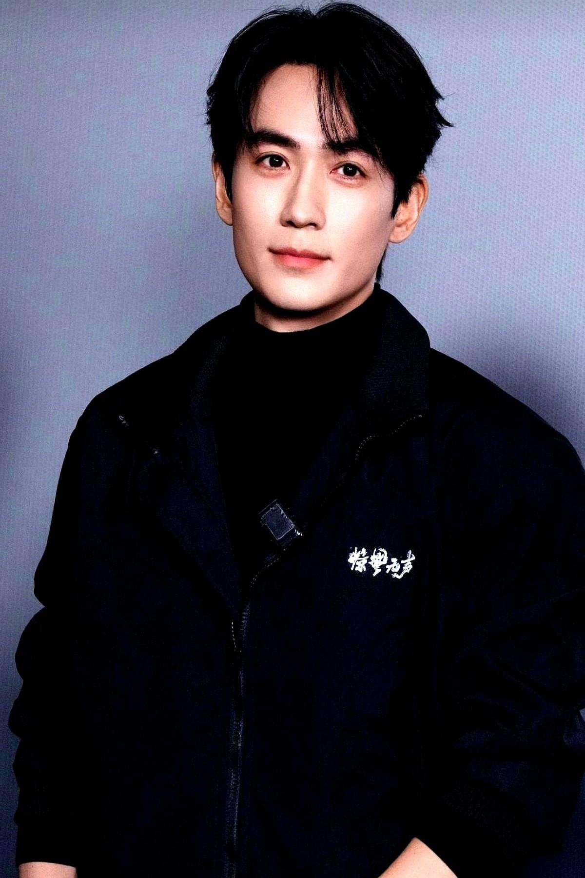 一个硬汉国安，最后亲手把自己送上了绝路。不是因为什么信仰崩塌，而是因为一个致命的