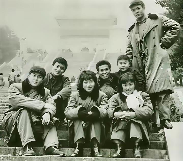 这是四十年前非常火爆的一部电影的主要演员，猜猜看，这是哪部电影？这些人能认出两个