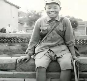 1942年五月，冀中平原上高粱苗才半人高，风一吹哗啦响。宋双来挎着一支驳壳枪，鞋