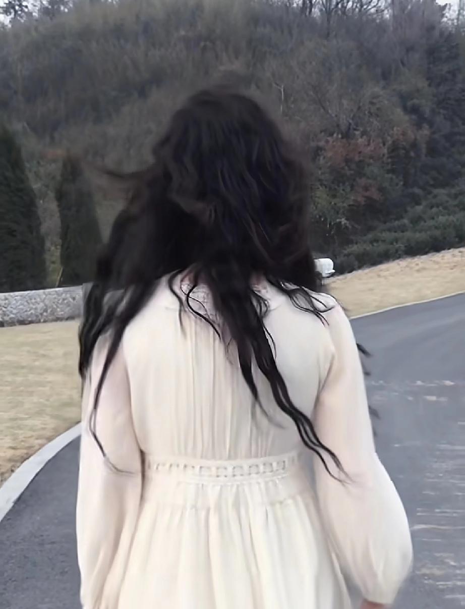 车模兽兽从加拿大回国带货，嘴歪了虎背熊腰，完全没有超模气质了，非常可惜！近日