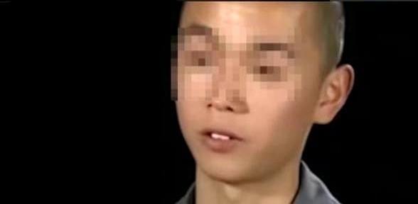 “我爸不敢做的事，我来替他做。”安徽阜阳17岁的郑雪萌抄起菜刀捅向母亲情人时，刀