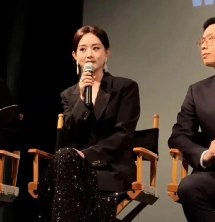赵丽颖再次引发热议！4月9日，赵丽颖再次引发了热议，这次还是和导演赵德胤的绯闻