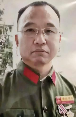 1984年，战士李陶雄中弹牺牲，送葬的过程中遗体两次从车上跌落，护士郑英察觉异样