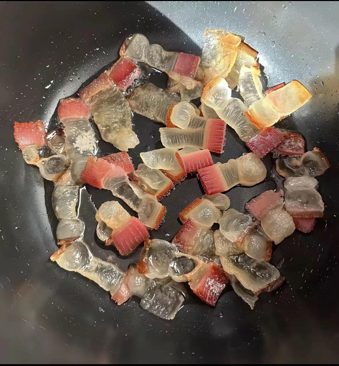 回老家几天了，去隔壁大伯家串门的时候，大伯热情的给我们煮起了腊肉！这腊肉看起来真