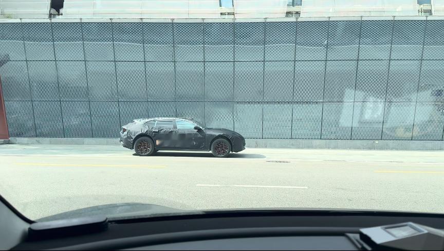 兄弟们！发没发现网上今天多了很多华为乾崑启境首款车的谍照？就算包着伪装，溜背线条