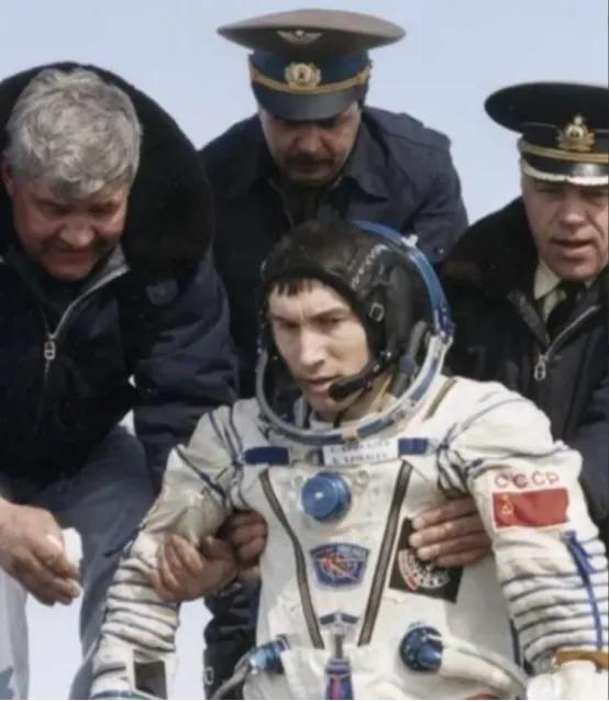 1991年，苏联宇航员克里卡廖夫刚踏上太空征程，他的祖国却突然“散架”了！他就这