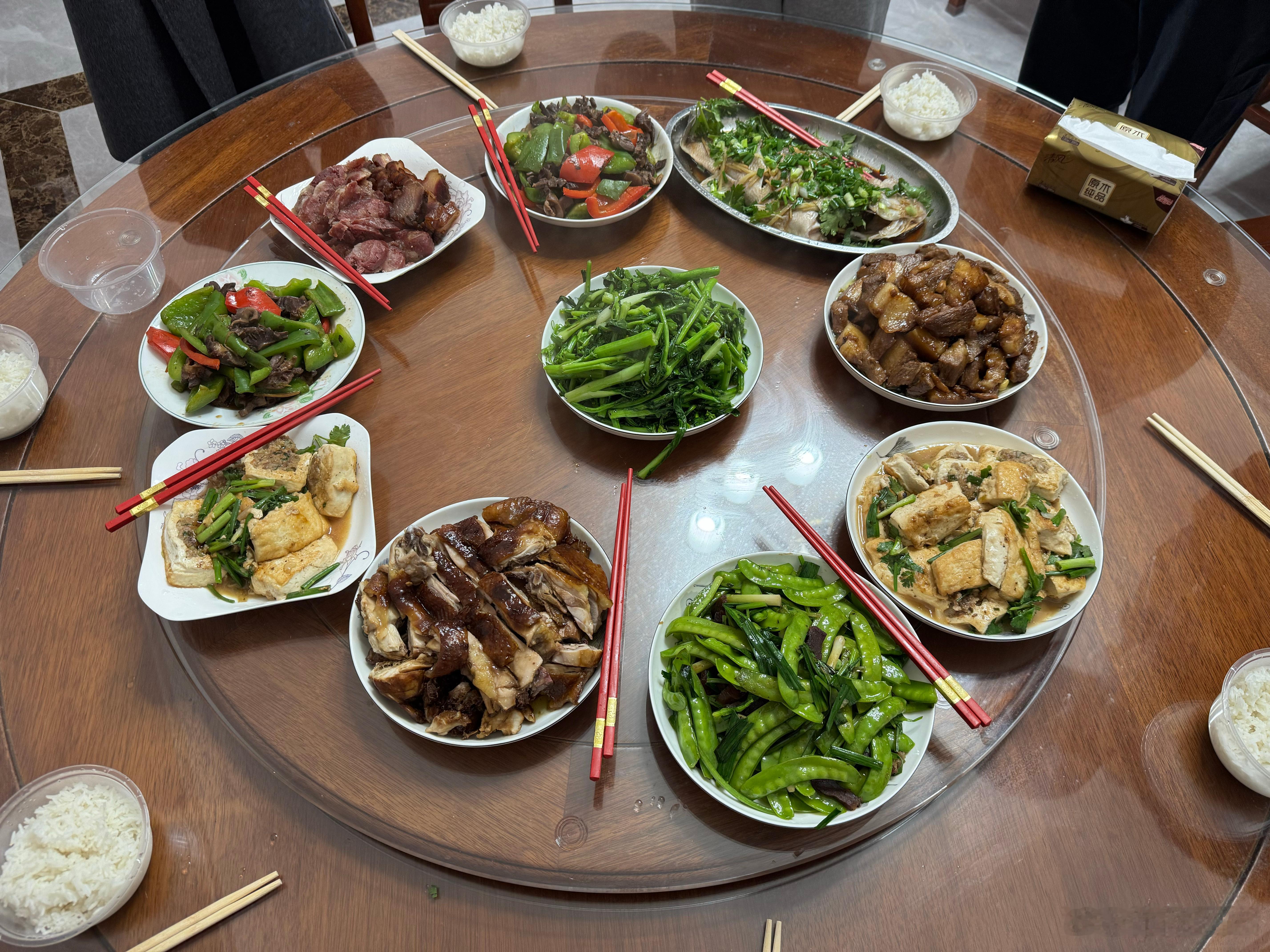 今天带同事来老家吃饭，都是客家菜，简单凑活一口