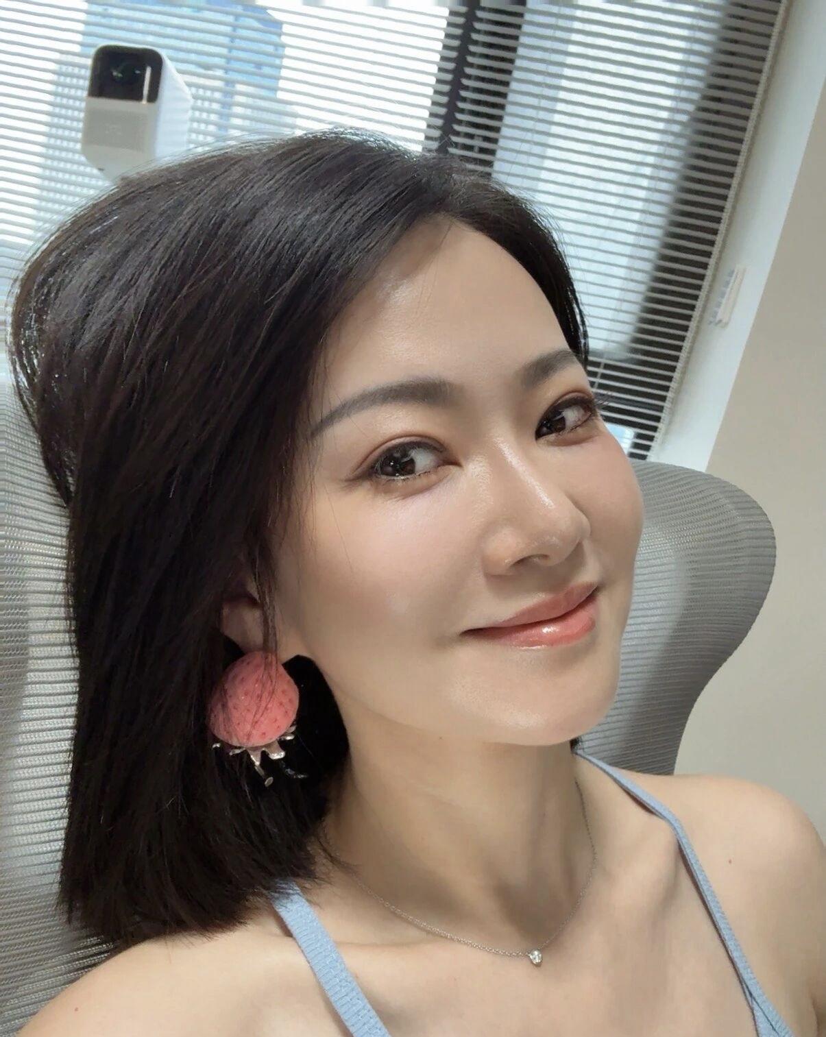 一个女孩在瑜伽垫上做倒立。瑜伽
