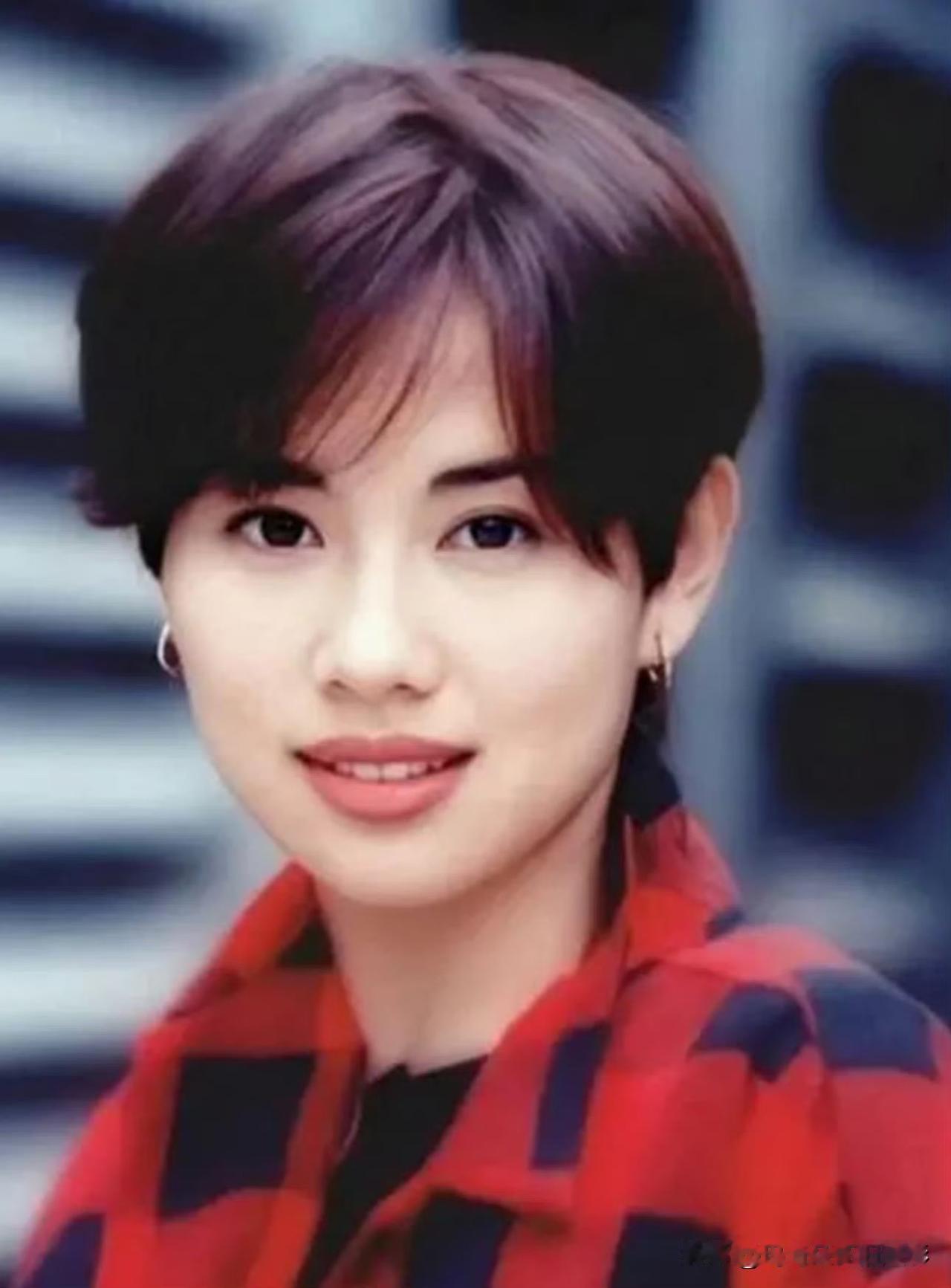 🧡90年代港星短发女神陈松伶👇💇‍♀️谁说女神必须长发飘飘？陈松伶的