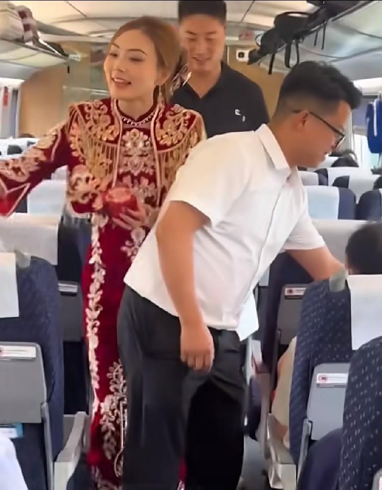 近日，贵州遵义一姑娘坐高铁到四川结婚，新郎一上车就对着全车厢的人说:“很有幸和大