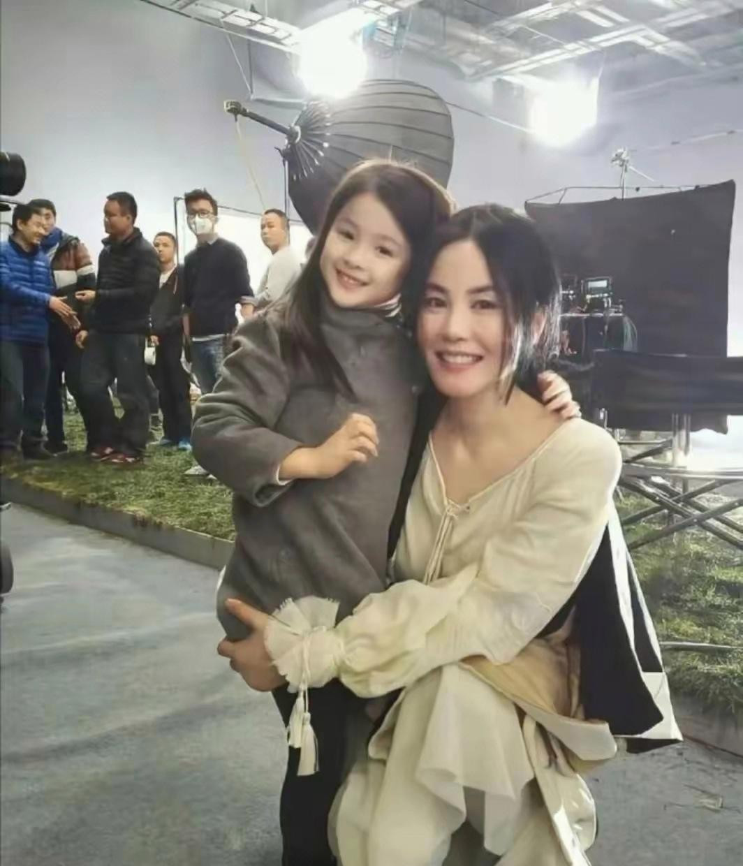 谢霆锋和王菲的女儿最近又被网友拿出来比颜值了，这姑娘确实继承了爸妈的好基因，眉眼