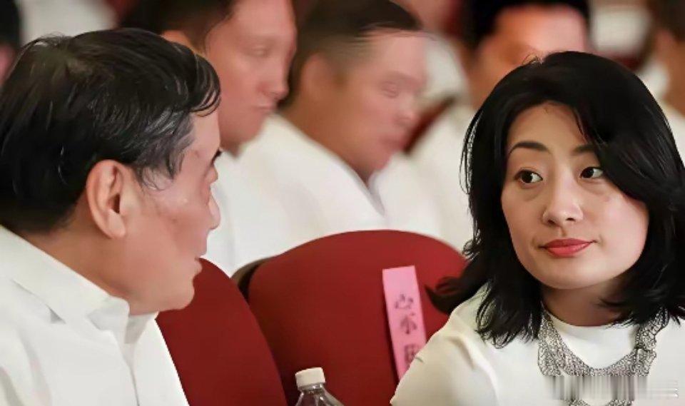 在生前，我们看到的宗庆后一妻一女一布鞋，对女儿集万千宠爱于一身，开会带着，出国带