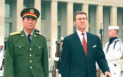 1998年，张万年出访美国，当他刚踏进美国宁堡陆军基地，一个美军司令突然跳了出来