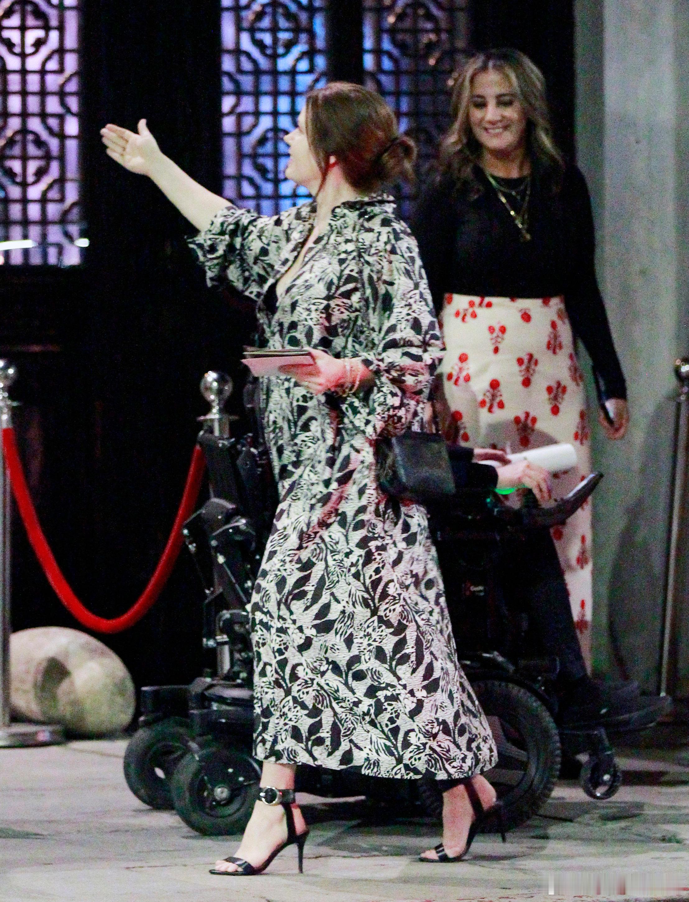 AmyAdams艾米亚当斯身着宽松的印花裙在洛杉矶外出离开Crustacean