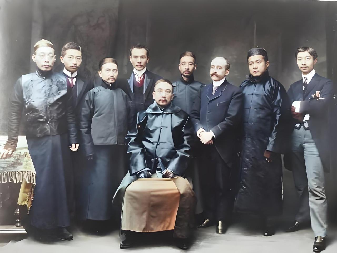 这张合影定格在1909年前后，中间端坐的是唐绍仪，左边随员裹着长袍马褂，右边却站