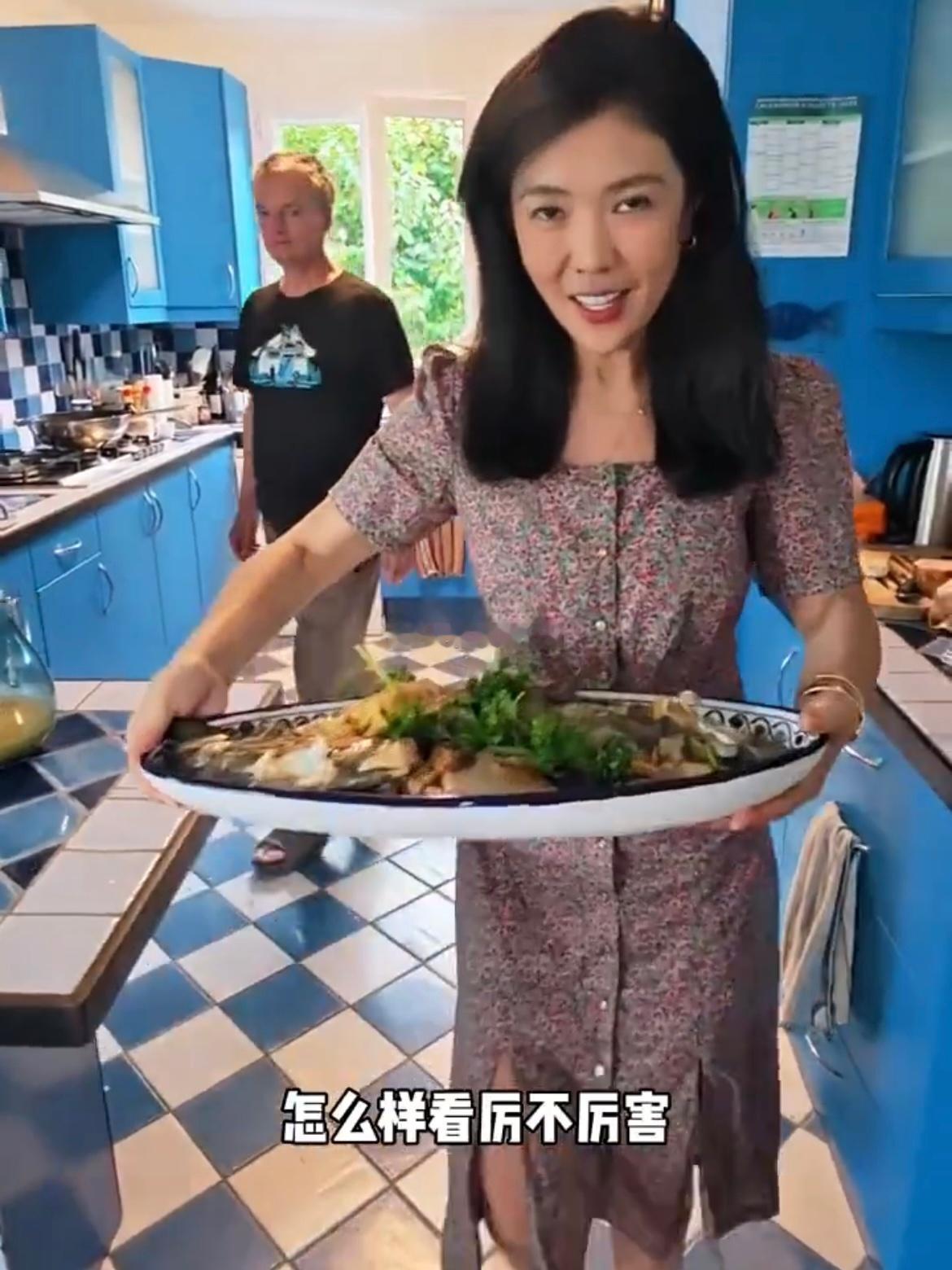 苏芒在法国给15口子鬼佬当保姆乐此不疲，到中文世界立马摆出女权嘴脸渲染生育焦虑。