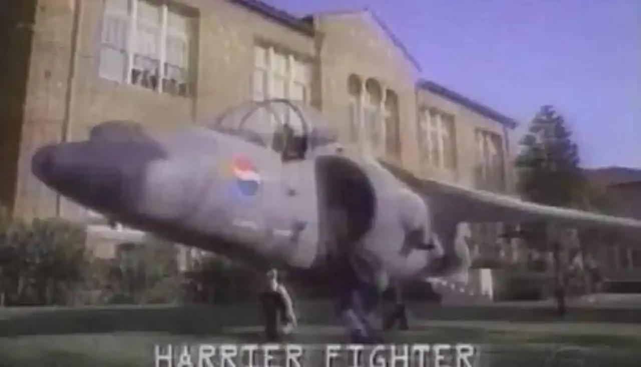 1995年，百事可乐打出一个口号“喝掉1680万罐可兑换战斗机，本来就是一个噱头