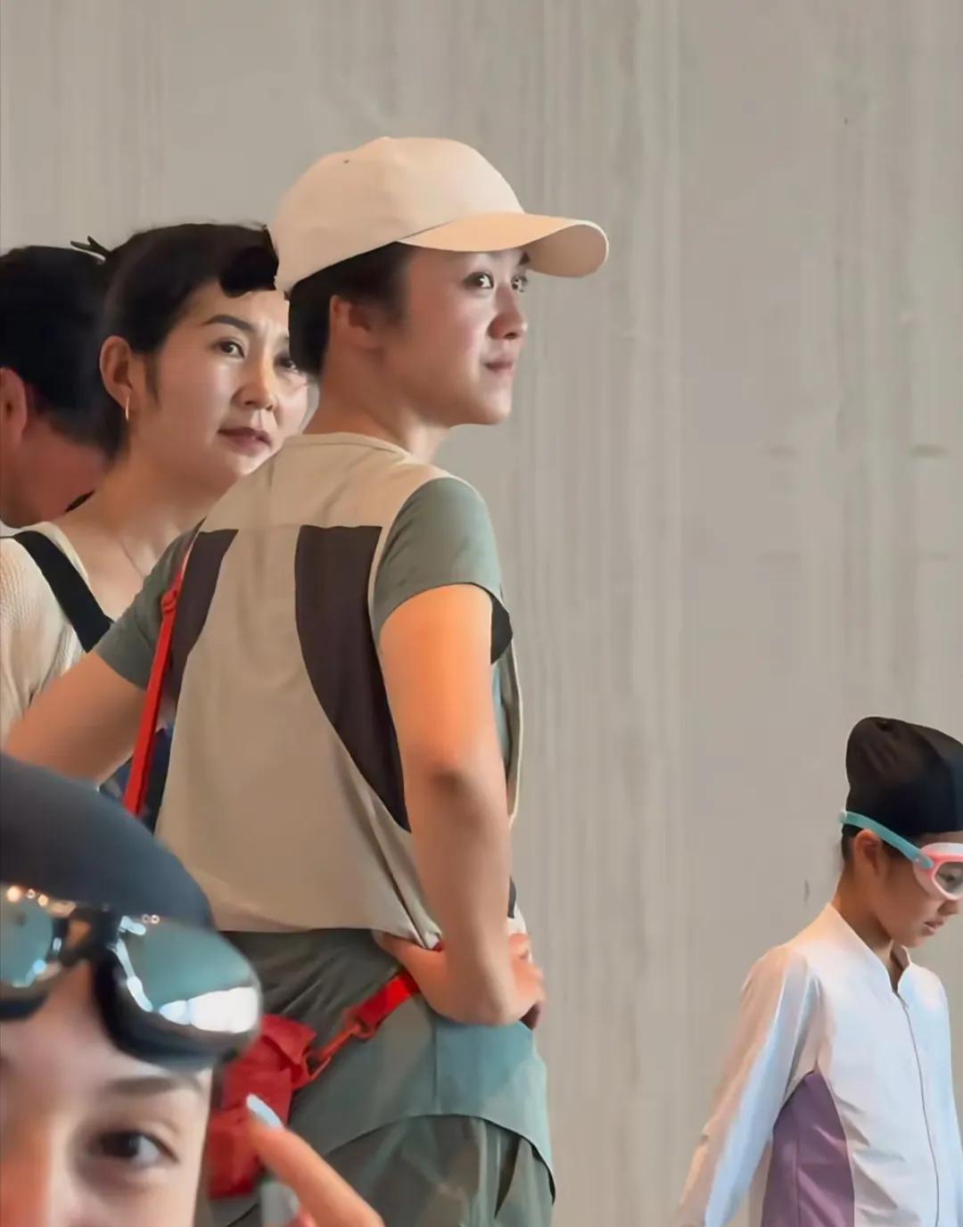 汤唯和家人到新疆伊犁旅行，她和老公女儿住在洲际酒店，亲自陪女儿去泳池游泳，打扮低