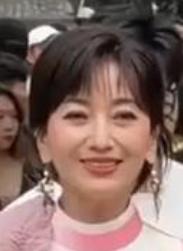 近日，72岁的赵雅芝亮相线下活动，一身粉色新中式刺绣旗袍搭配温婉盘发，身姿挺拔、