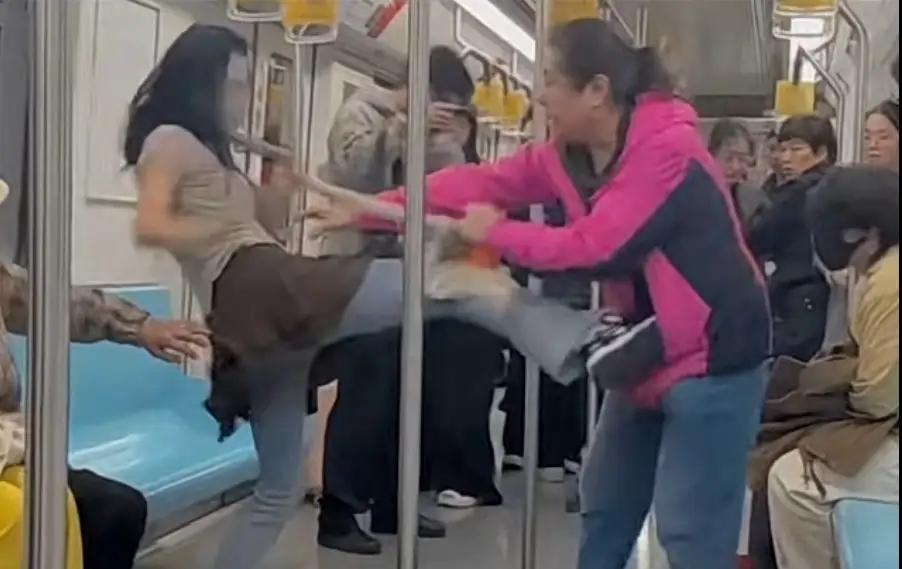 拘留只是开始！关于上海地铁抢座互殴，央媒发声定调了，涉事32岁女子和66老人因扰