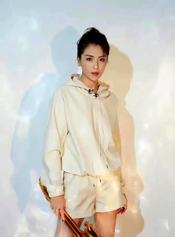 刘涛这姐，硬是把一手烂牌打成王炸。08年老公破产，她四年拍25部戏，硬扛几