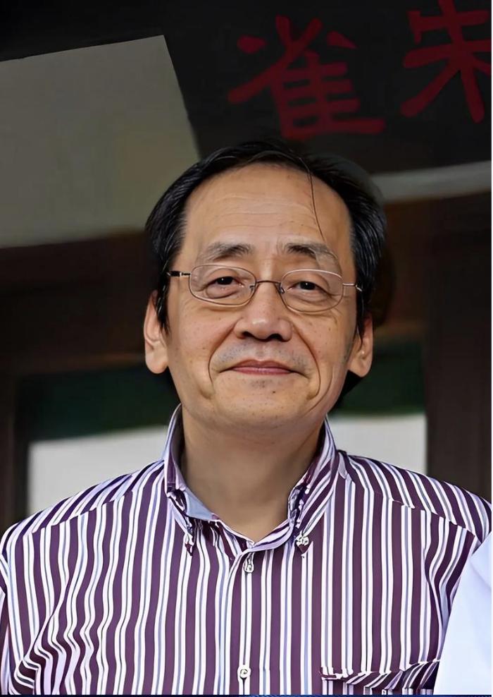 倪海厦经典语录分享：＂人可以节约，可以不买衣服，甚至吃差点，不修边幅都可以，但一