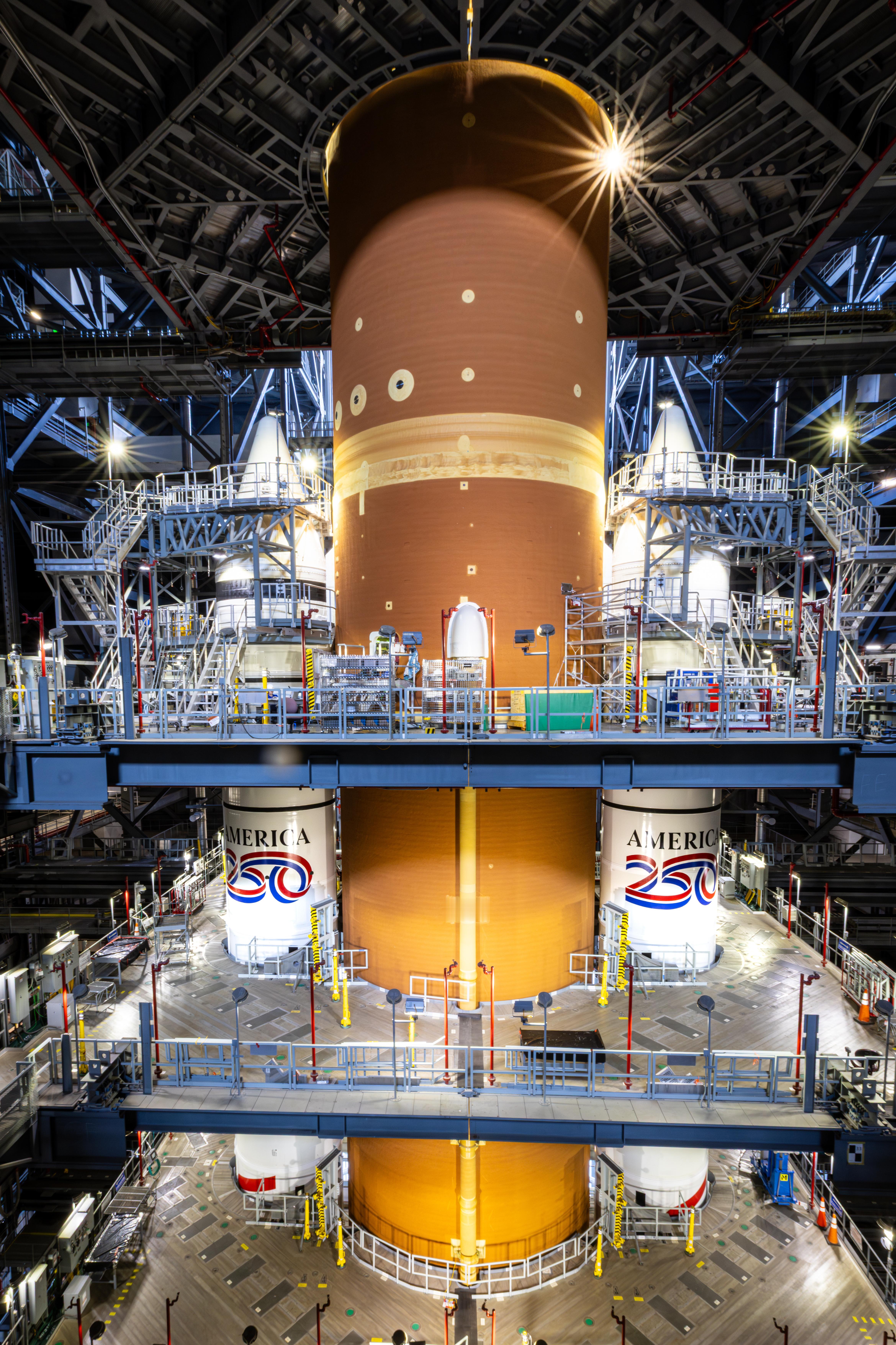 ArtemisII的SLS运载火箭两边的助推器都贴上了AMERICA250。