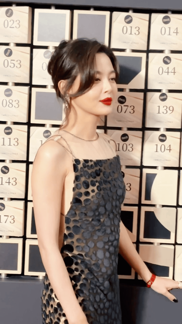 辛芷蕾神图旁站的是井柏然辛芷蕾辛芷蕾辛芷蕾