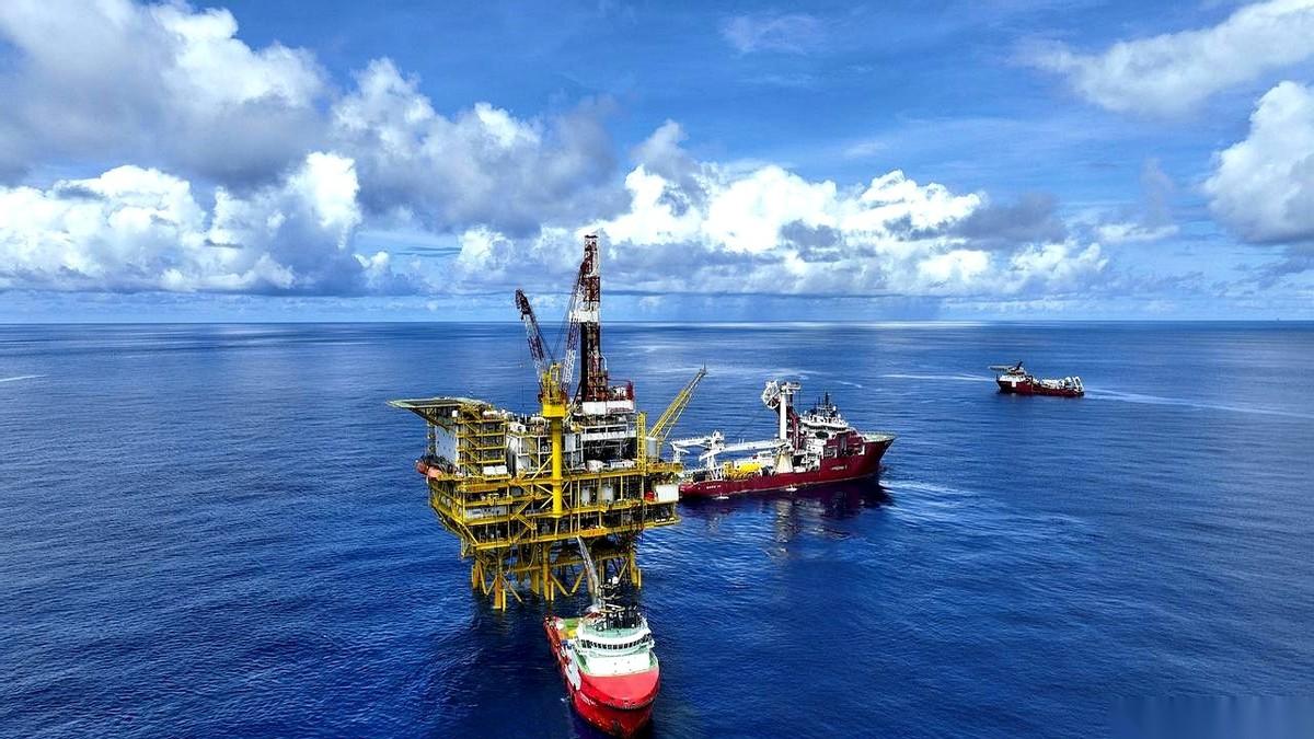 菲律宾这波操作，是真让人看不懂。前脚军舰还在南海晃悠，后脚两个部长就站到了中国