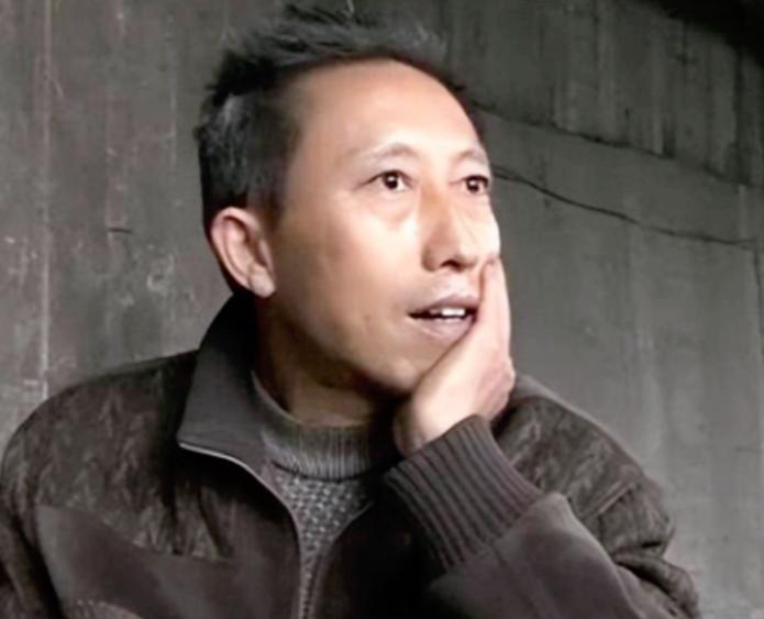 2008年，四川一名遂宁男子抛弃家庭，独自住进桥洞里，只为彩票研究，在洞里他每天