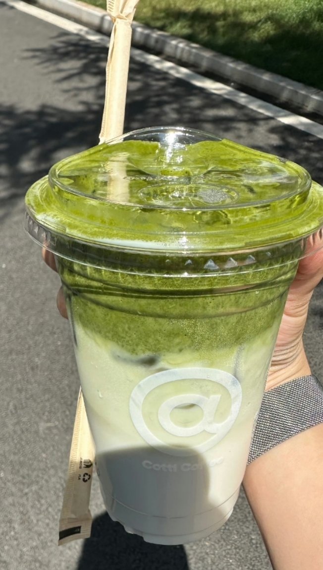 阳光下的一抹抹茶绿🍵夏天就该被清爽饮品治愈​​​​
