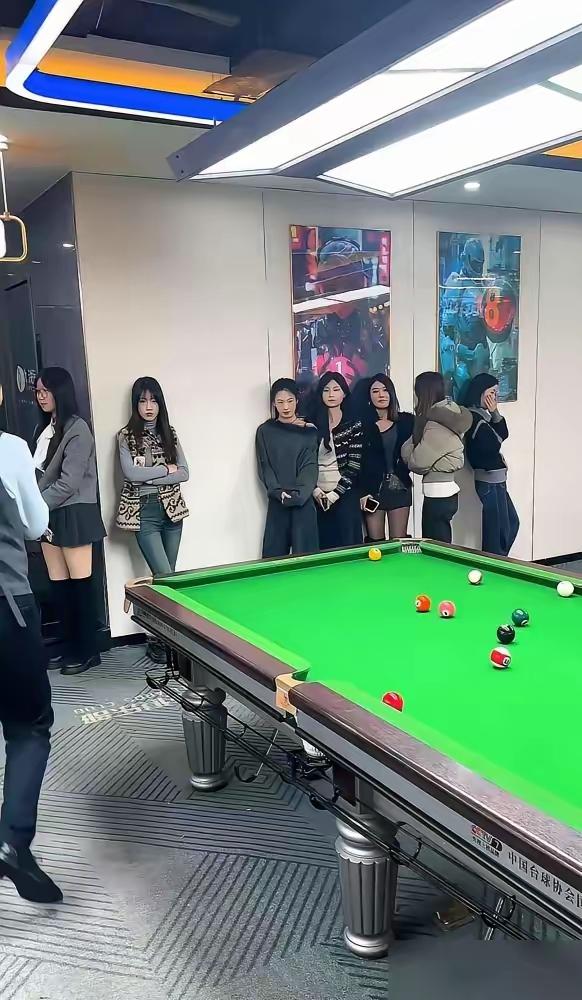 现在打台球真是变样了，以前去台球室，大部分都是男生，女生有，但不多，而现在再去，