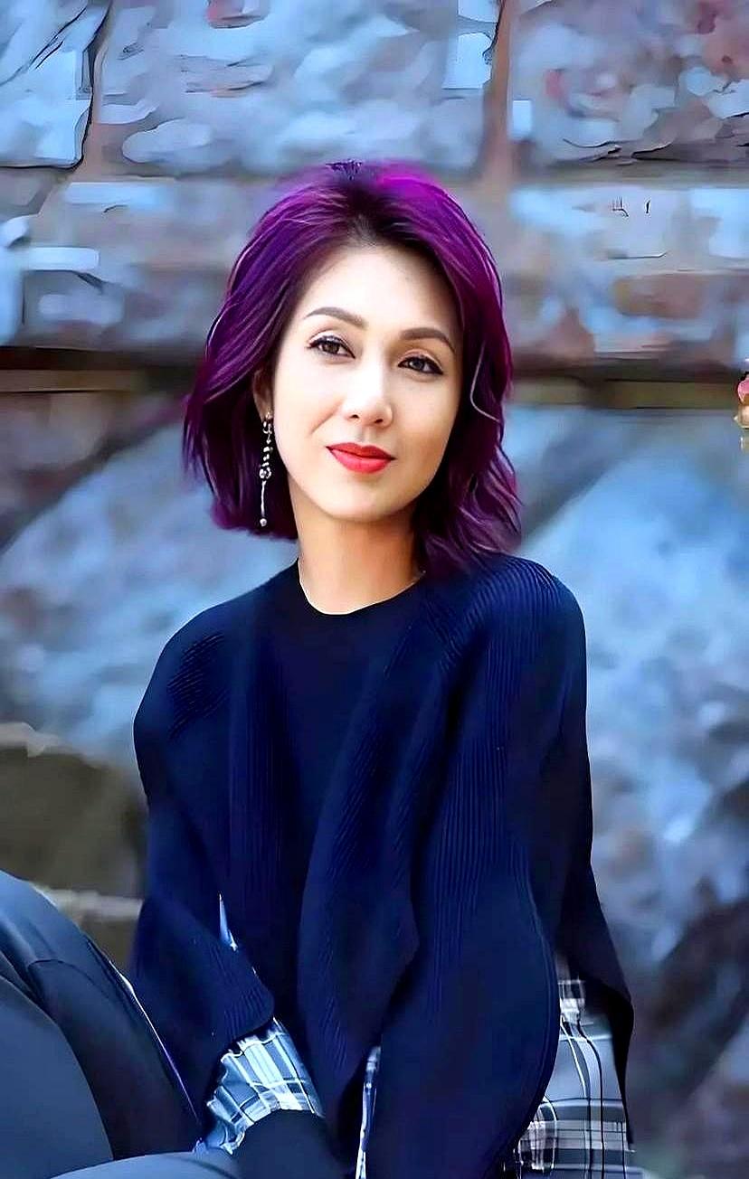 凌晨的尖沙咀火光还没彻底熄灭，社交媒体已经刷屏一条消息——杨千嬅看着红馆