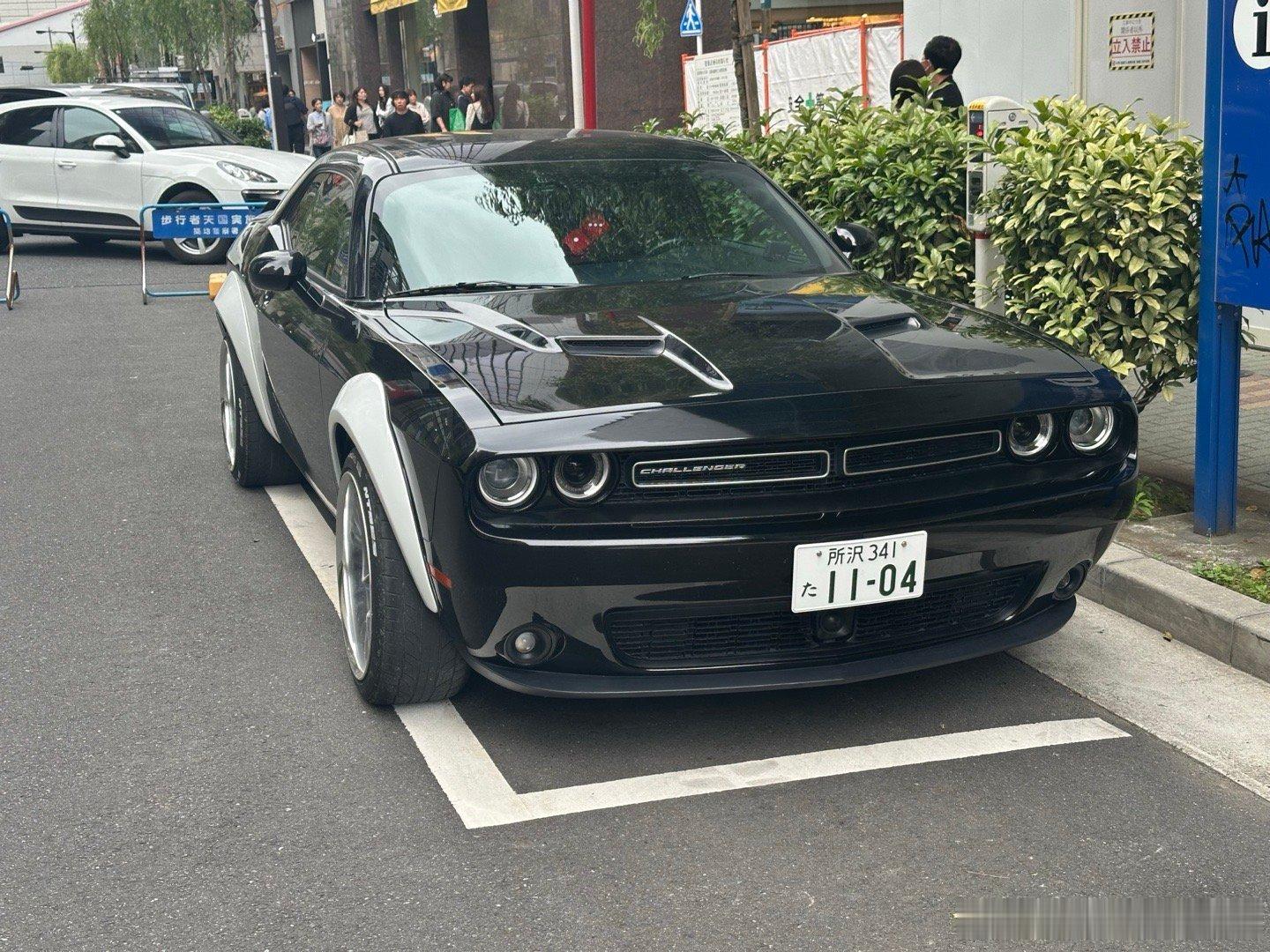 前两天还在念叨呢今天就又让我偶遇到一辆绝美地狱猫我发现我就是会喜欢这种看起来
