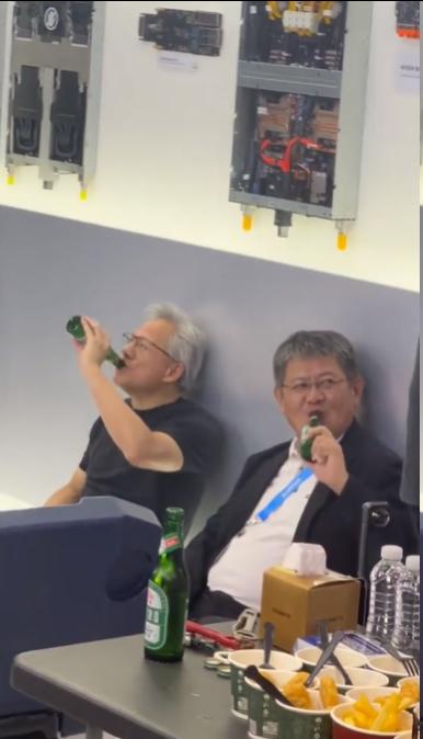 黄仁勋与技嘉老总席地而坐喝啤酒！6月3日，在中国台北国际电脑展期间，英伟达创