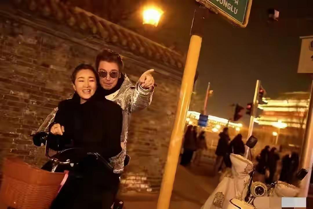 12月12日北京暴雪，众明星纷纷晒雪景美照。巩俐带外国老公打卡北京中轴线，共骑单