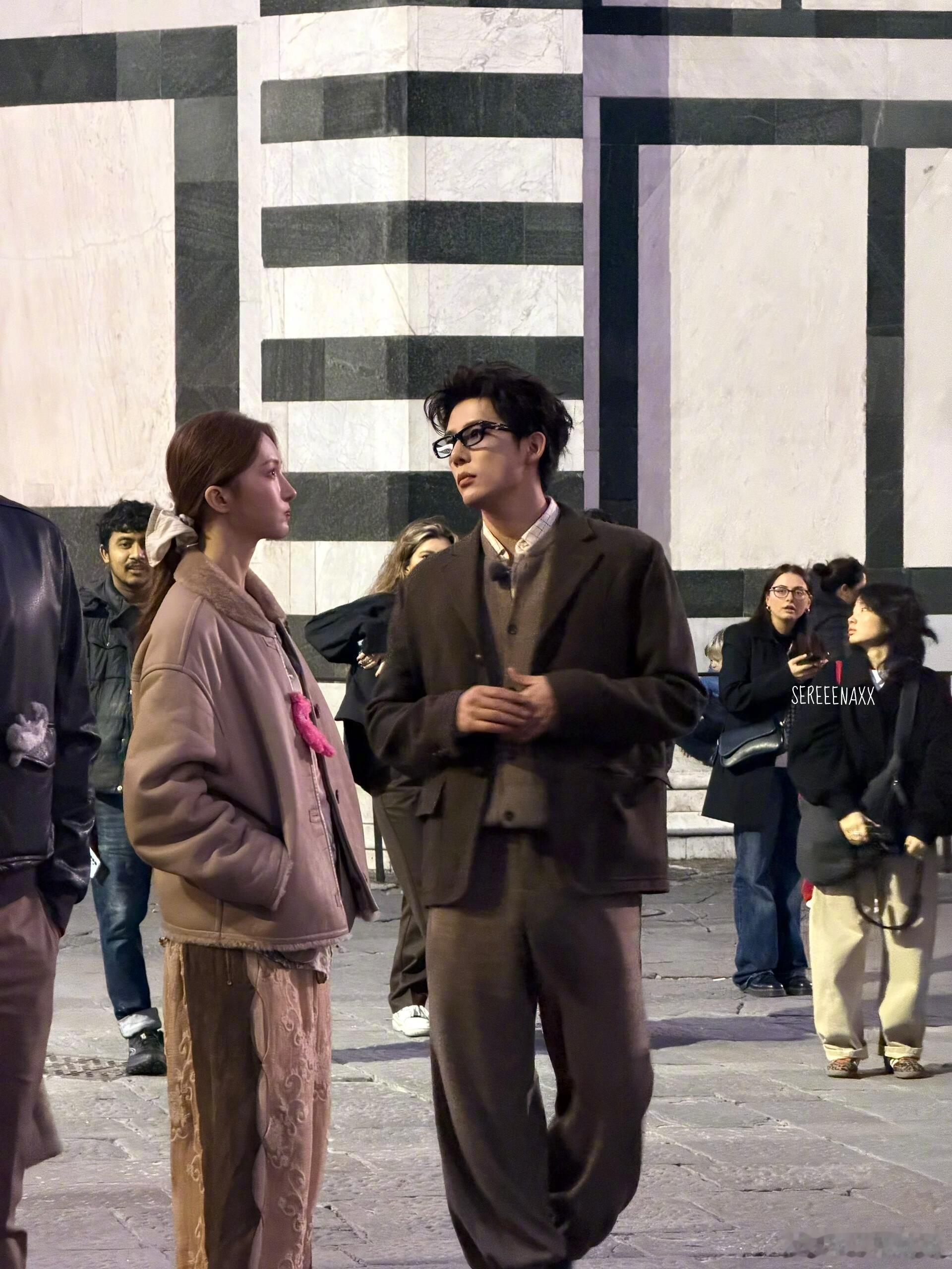 佛罗伦萨偶遇王安宇金晨，随手一拍的生图侧颜美的帅的让人不敢呼吸🙊​​​